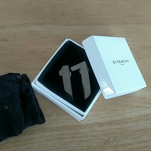 Givenchy 17 Pin Set Ricardo Tisci - Picture 6 of 7